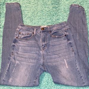 Lightly distressed denim jeans stretch